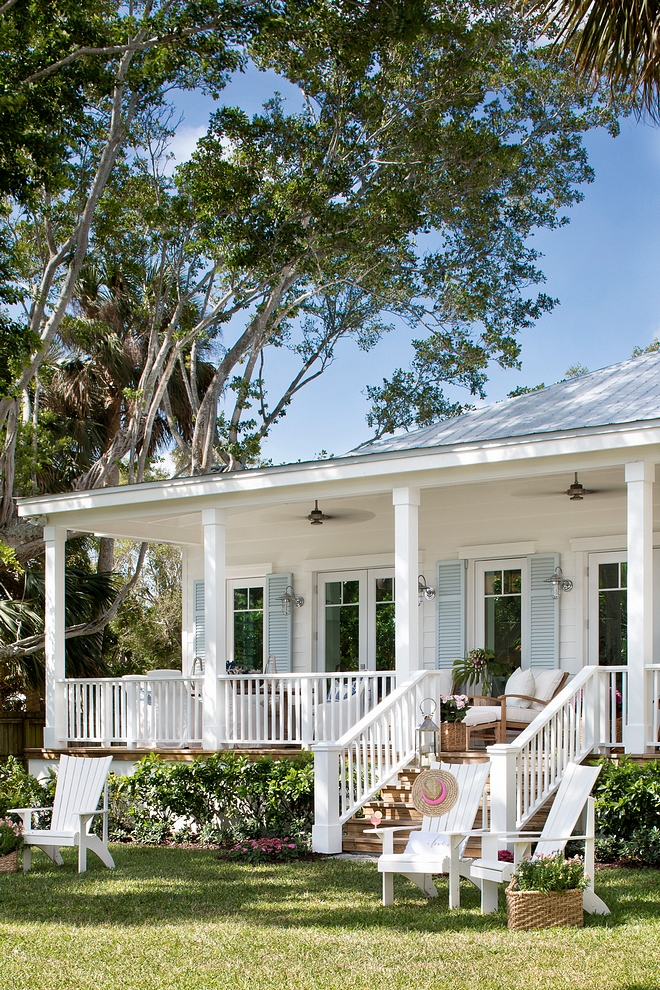 Dit is de super mooie en romantische veranda aan het huis van Lisa Peterson, interieur ontwerper en eigenaresse van  Pineapples, Palms, Etc.