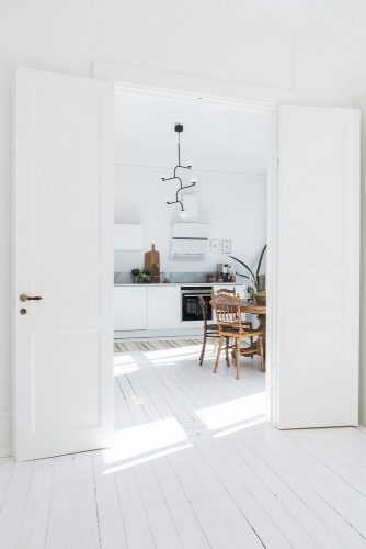 Ruime lichte witte keuken met leuke decoratie