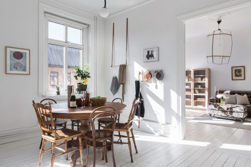 Vintage eethoek in witte keuken