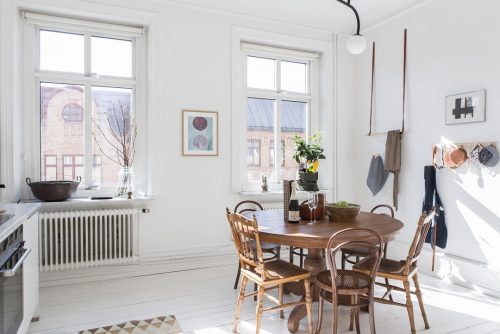 Ruime lichte witte keuken met leuke decoratie