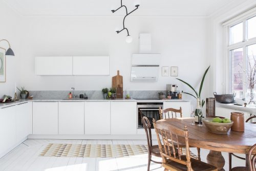 Ruime lichte witte keuken met leuke decoratie