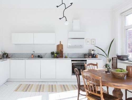 Ruime lichte witte keuken met leuke decoratie