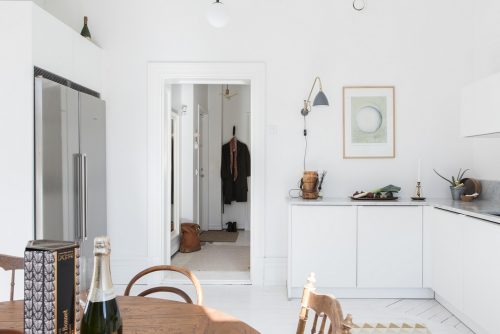 Ruime lichte witte keuken met leuke decoratie