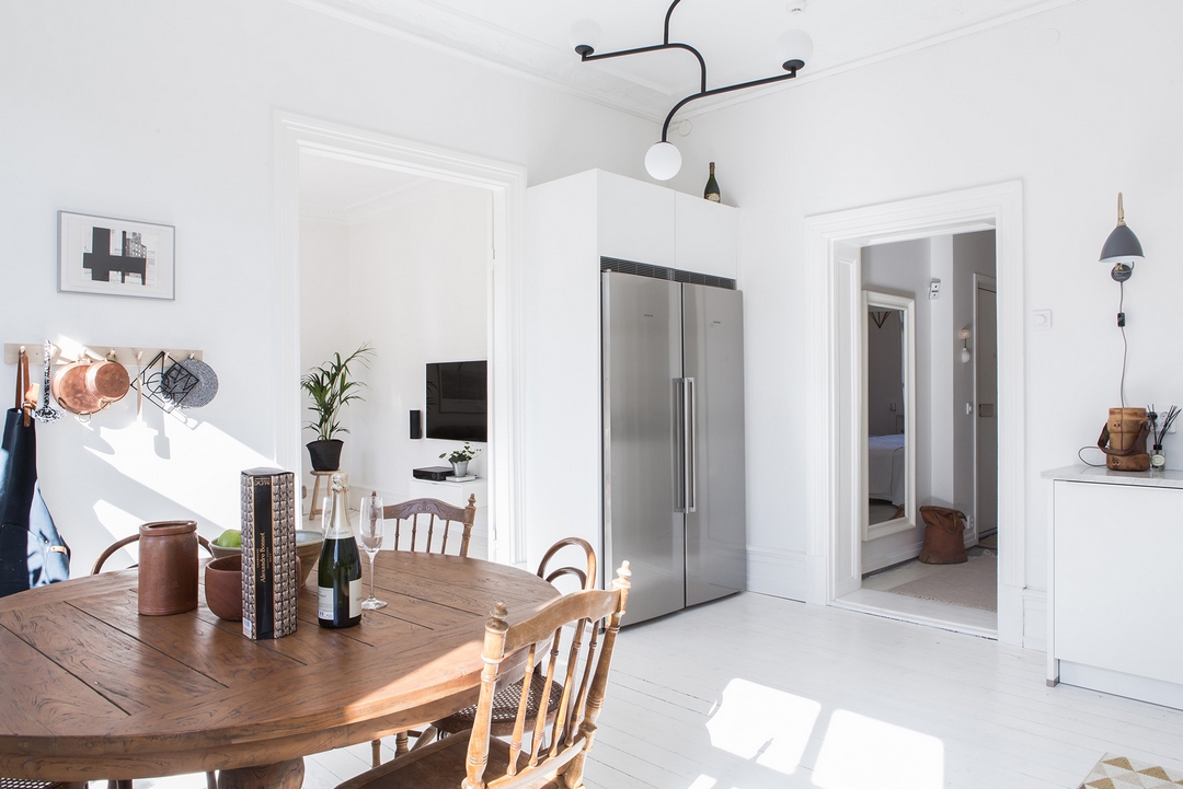 Ruime lichte witte keuken met leuke decoratie