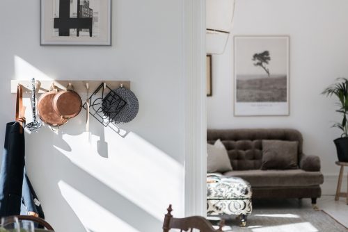 Pannen ophangen aan de muur