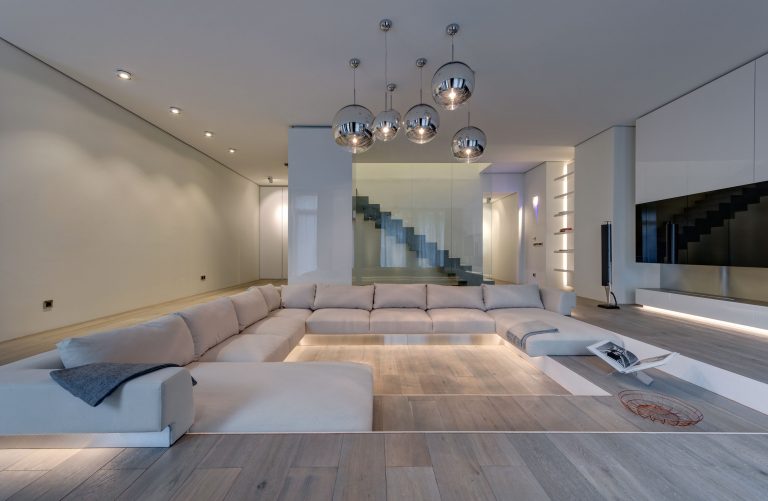 Ruime moderne woonkamer met verzonken lounge