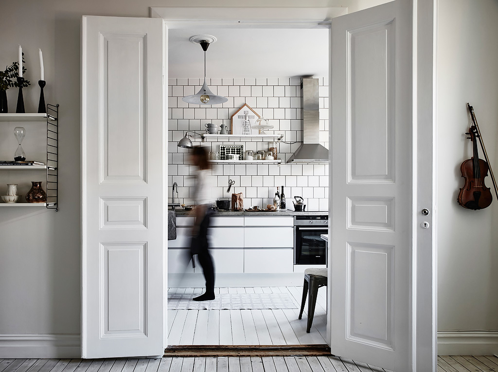 Ruime stoere witte keuken in een klein appartement