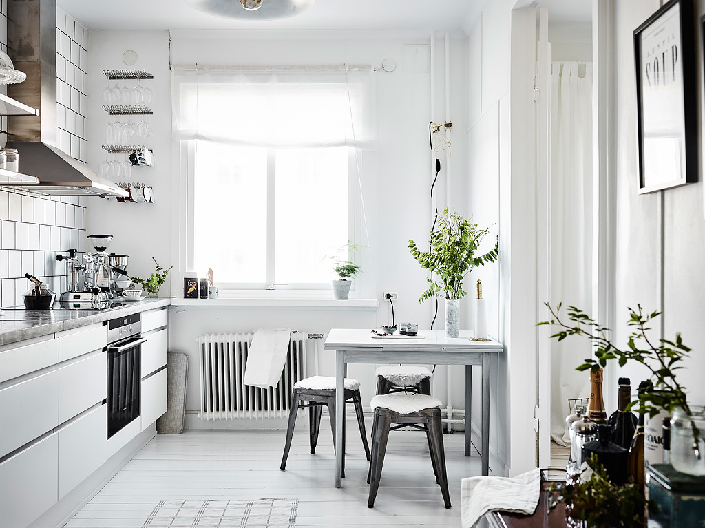 Ruime stoere witte keuken in een klein appartement