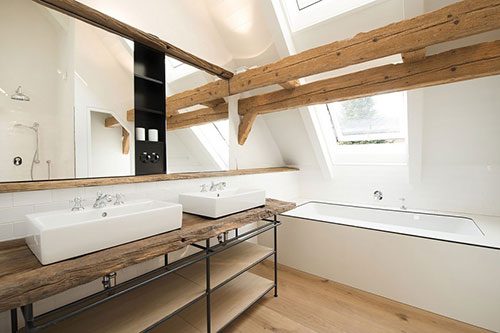 Rustieke badkamer van gerenoveerde woonboerderij
