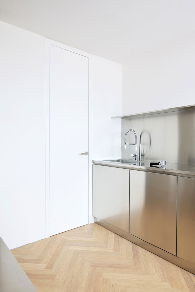 Sloveense studio Arhitektura d.o.o. koos voor dit project voor een RVS keuken met een RVS keuken achterwand Sloveense studio Arhitektura d.o.o. koos voor dit project voor een RVS keuken met een RVS keuken achterwand