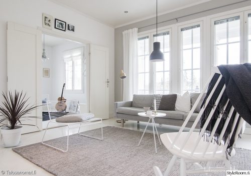 Scandinavisch witte woonkamer met grijze tinten