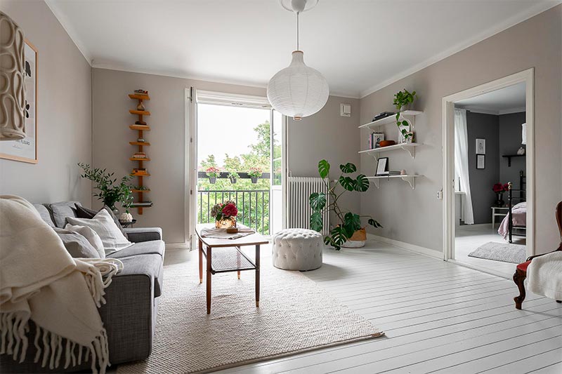 In deze lichte Scandinavische woonkamer hebben ze de houten vloer wit geverfd.
