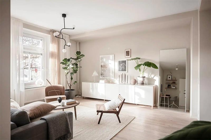 In deze fijne Scandinavische woonkamer is er gekozen voor een grote dressoir voor optimale opbergruimte.