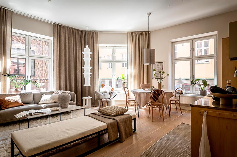 De beige muren zorgen voor meer warmte in deze ruime woonkamer. De beige muren zorgen voor meer warmte in deze ruime woonkamer.