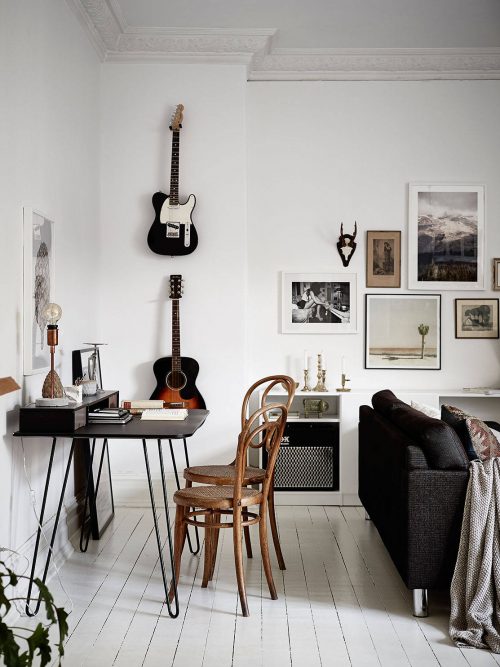 Scandinavische woonkamer met kleurencontrast