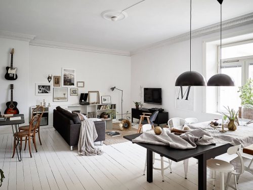 Scandinavische woonkamer met kleurencontrast