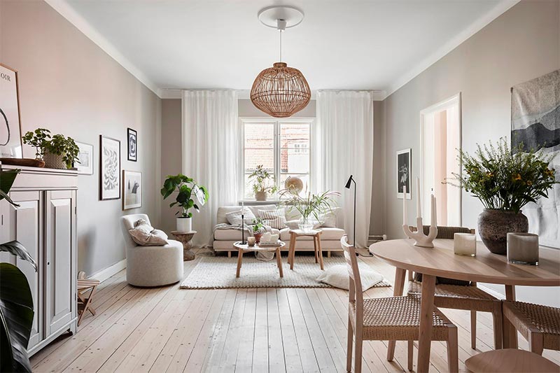 Neutrale natuurlijke meubels en accessoires sieren deze prachtige Scandinavische woonkamer.