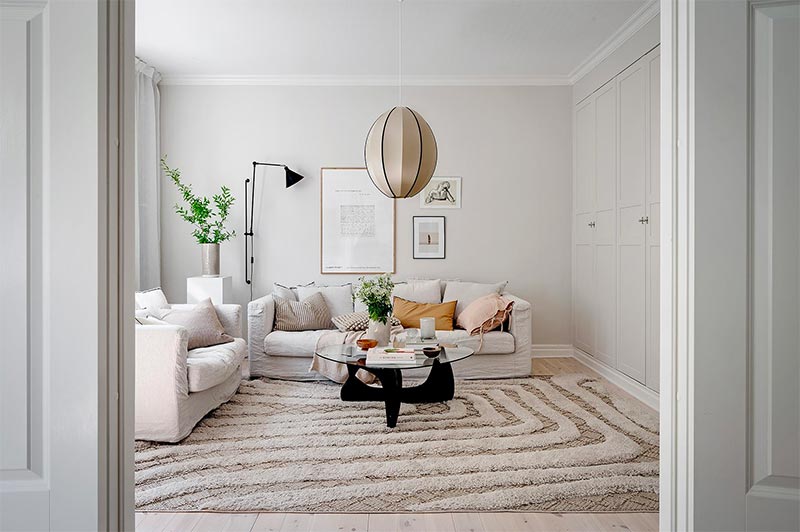 In deze Scandinavische woonkamer hebben ze een stoere wandlamp gecombineerd met een stijlvolle hanglamp boven de salontafel. In deze Scandinavische woonkamer hebben ze een stoere wandlamp gecombineerd met een stijlvolle hanglamp boven de salontafel.
