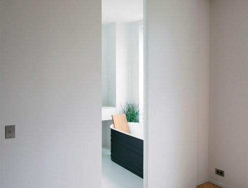 Voor een super mooi en luxe project in Toulouse koos ontwerpbureau RMGB voor een strakke plafondhoge schuifdeur voor de ensuite badkamer.