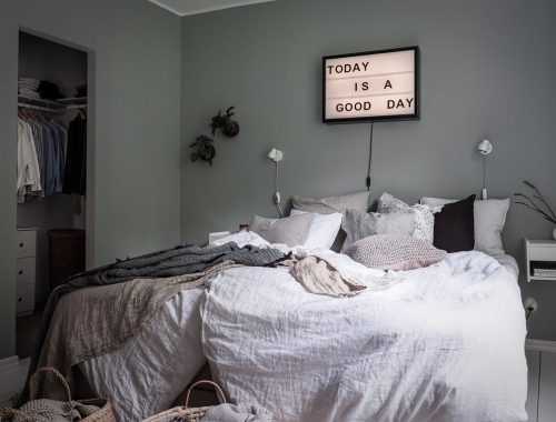 Serene slaapkamer met grijs-groene muren