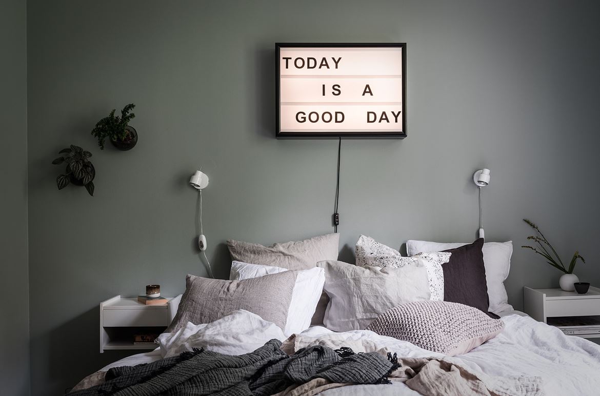 kop Jachtluipaard onderzeeër Serene slaapkamer met grijs-groene muren | Huis-inrichten.com