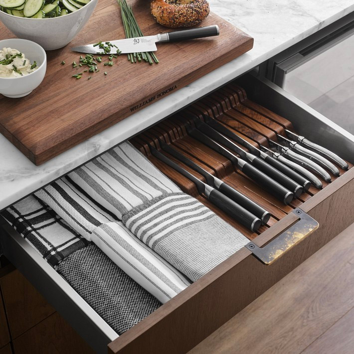 Dé manier om je dure keukenmessen op een stijlvolle en veilige manier op te bergen in een lade. | Bron: Williams-sonoma.com Dé manier om je dure keukenmessen op een stijlvolle en veilige manier op te bergen in een lade. | Bron: Williams-sonoma.com