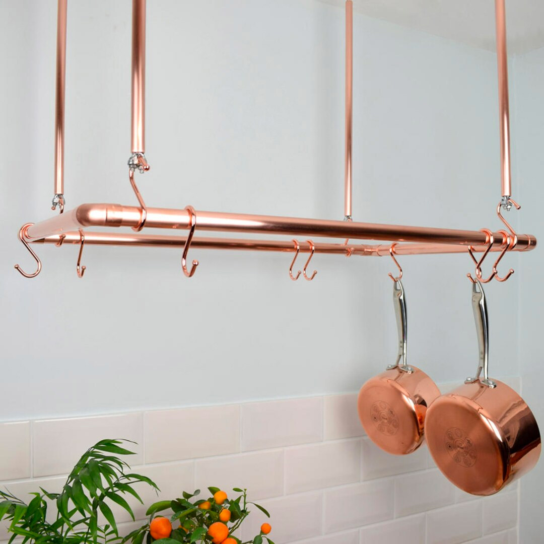 Een mooie koperen plafond waar je met bijpassende S-haken pannen aan kunt hangen. Een mooie koperen plafond waar je met bijpassende S-haken pannen aan kunt hangen.