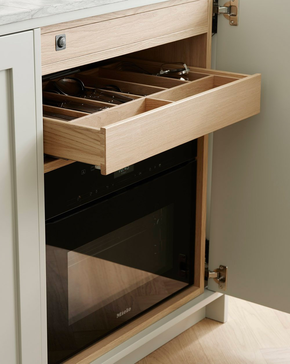 De oven is verborgen in een van de keukenkasten, samen met lades in massief eikenhout voor bestek en keukengereedschap | Bron: Nordiskakok.se