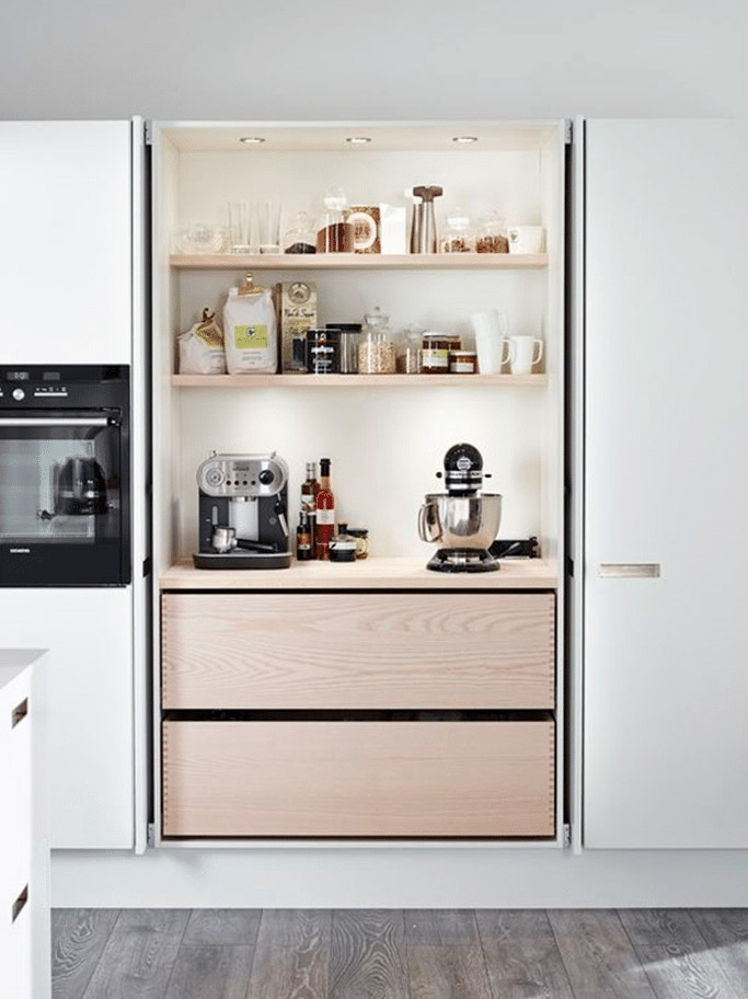 Ziet deze koffiehoek er niet super strak en mooi uit? Geen koffie liefhebber? Hetzelfde kan je doen voor alle soorten losse keukenapparatuur - van waterkokers tot tostiapparaten en blenders. | Bron: Tvis.com Ziet deze koffiehoek er niet super strak en mooi uit? Geen koffie liefhebber? Hetzelfde kan je doen voor alle soorten losse keukenapparatuur - van waterkokers tot tostiapparaten en blenders. | Bron: Tvis.com