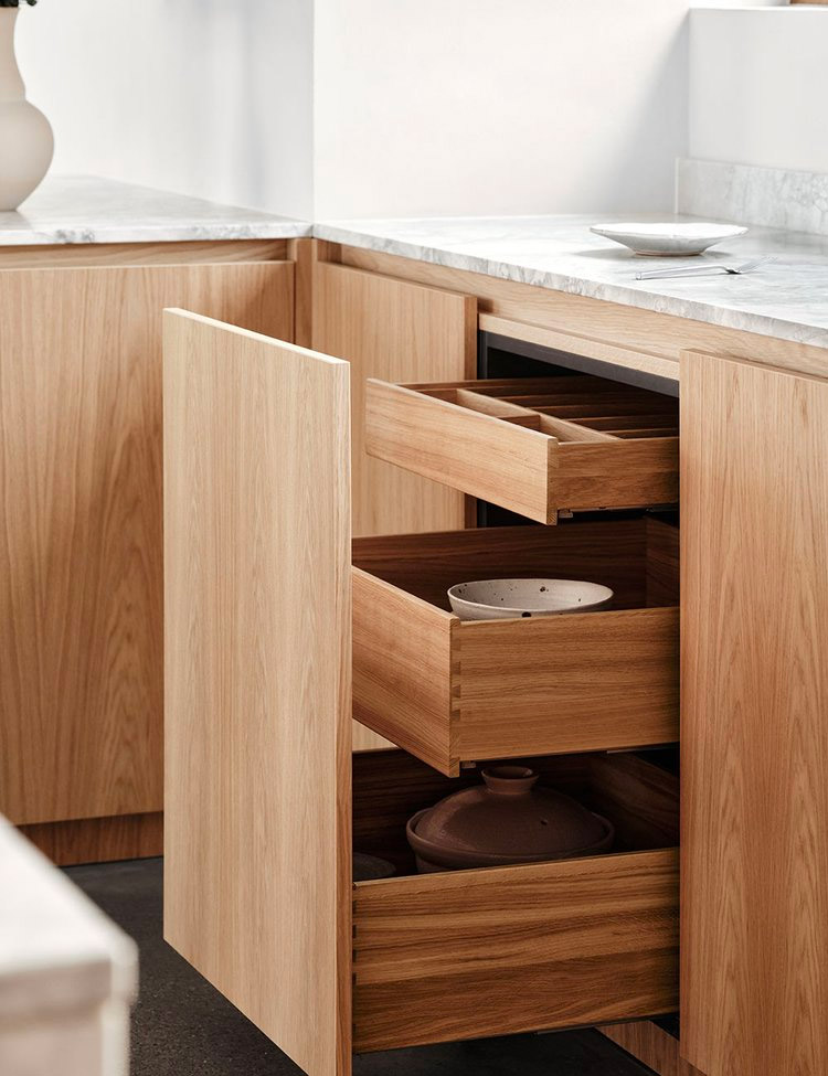 Deze mooie keukenkast heeft twee binnenlades, zowel voor bestek als servies. | Bron: Nordiskakok.se