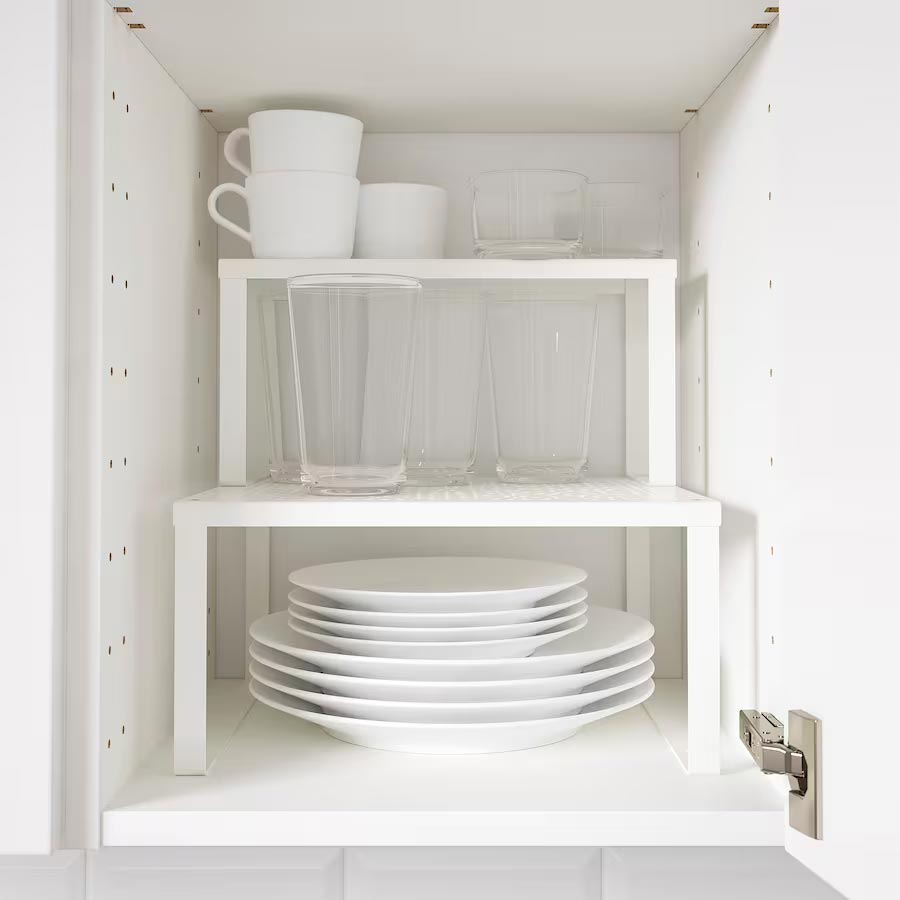 Met deze organizer van IKEA kan je servies binnen in een keukenkast eenvoudig stapelen.