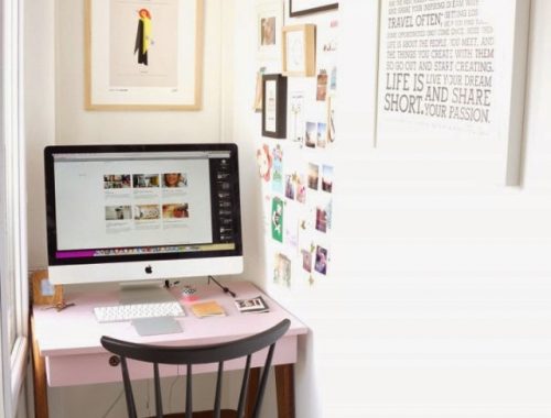 De smalle kleine werkplek in de slaapkamer van een Franse blogger