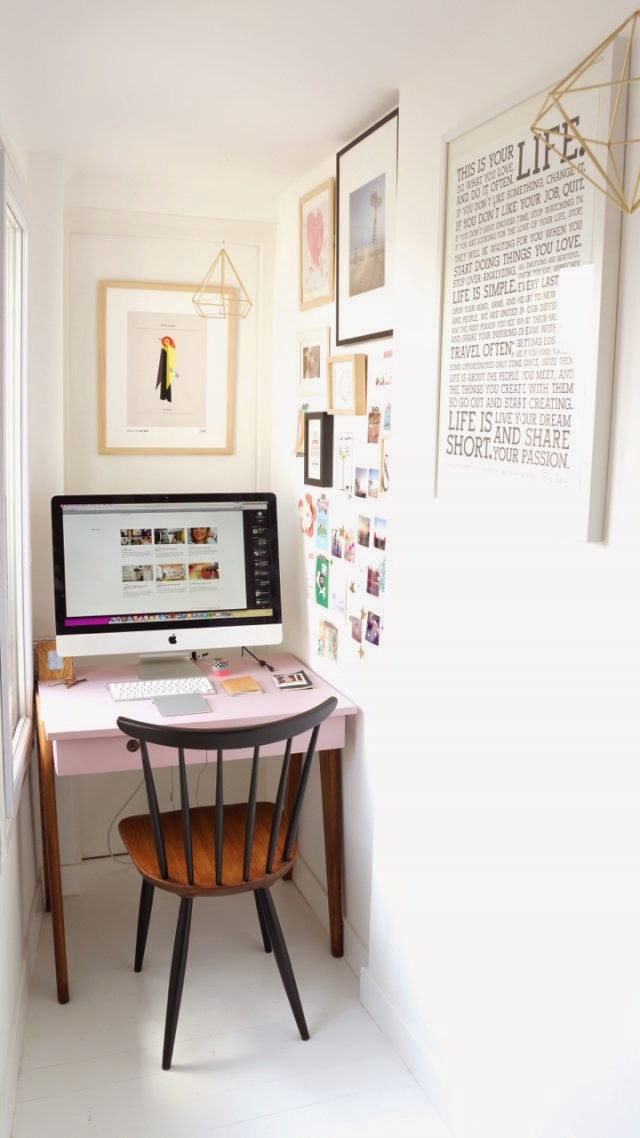 De smalle kleine werkplek in de slaapkamer van een Franse blogger