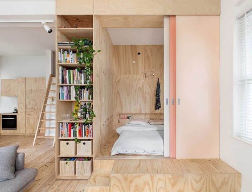 Underlayment vloeren en wanden, met roze geverfde schuifdeuren van MDF.