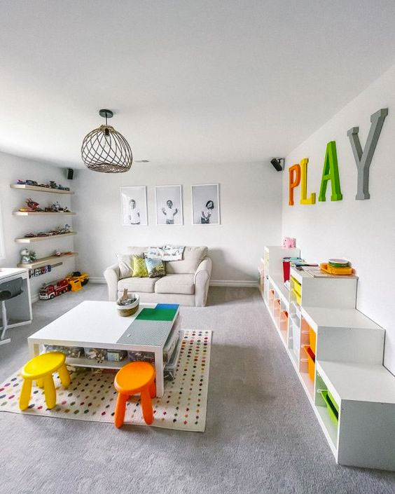 Deze vierkante tafel biedt genoeg plek om lego en duplo op te bergen en om aan te spelen.