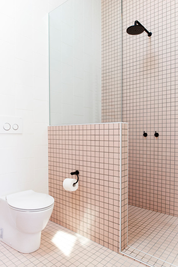 Deze moderne badkamer met roze tegels bewijst dat een staand toilet ook heel mooi kan zijn. Klik hier om meer foto's te bekijken.