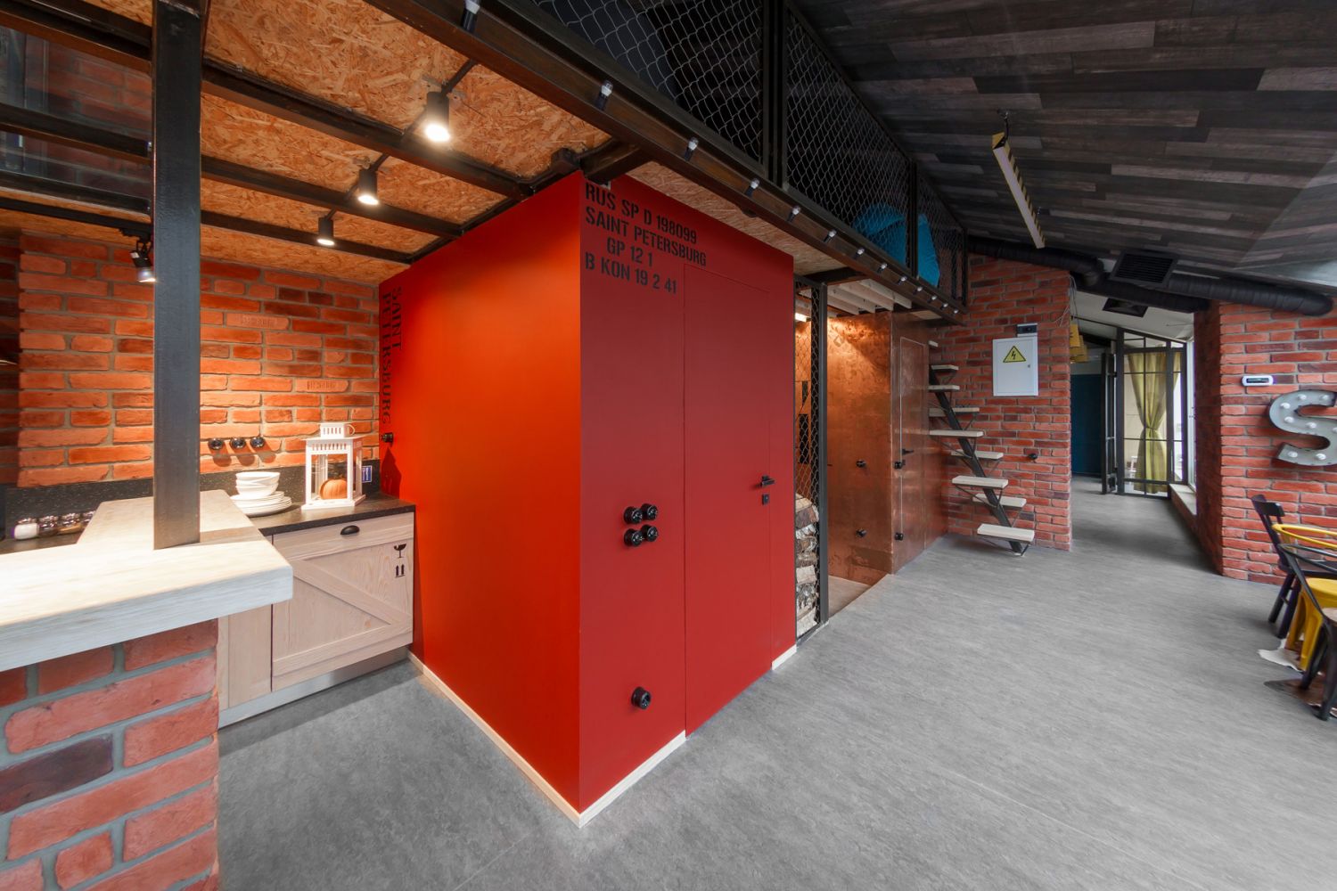 Stoere loft woonkamer met schuine wand Stoere loft woonkamer met schuine wand