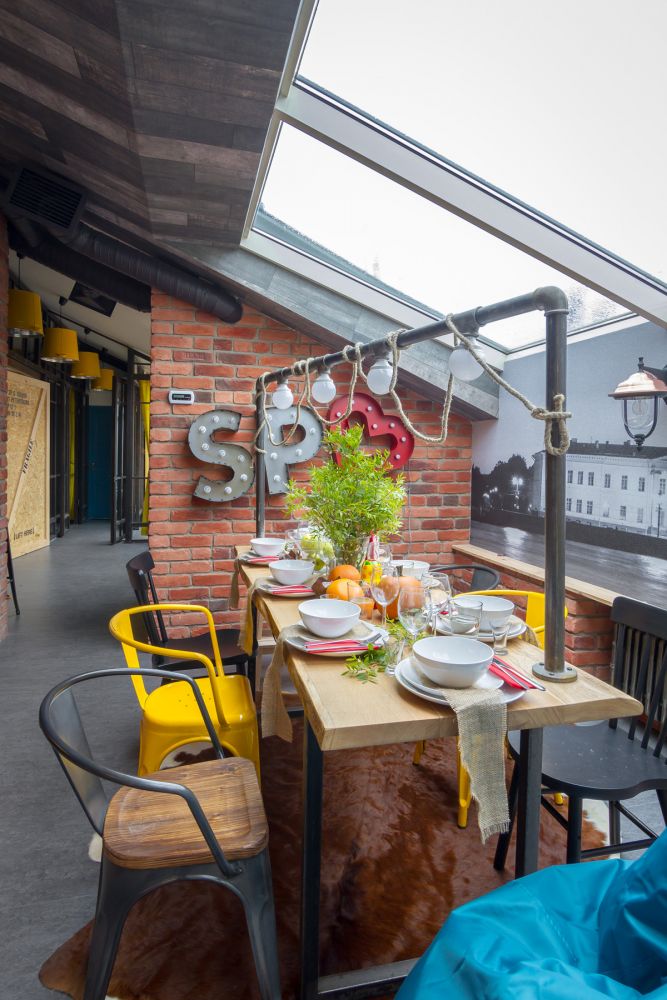 Stoere loft woonkamer met schuine wand Stoere loft woonkamer met schuine wand