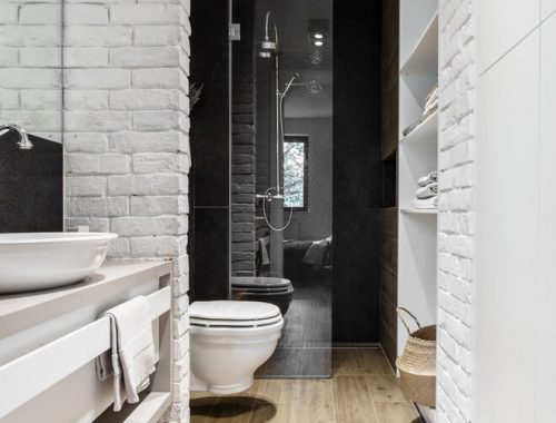 Stoere smalle badkamer in Poolse loft