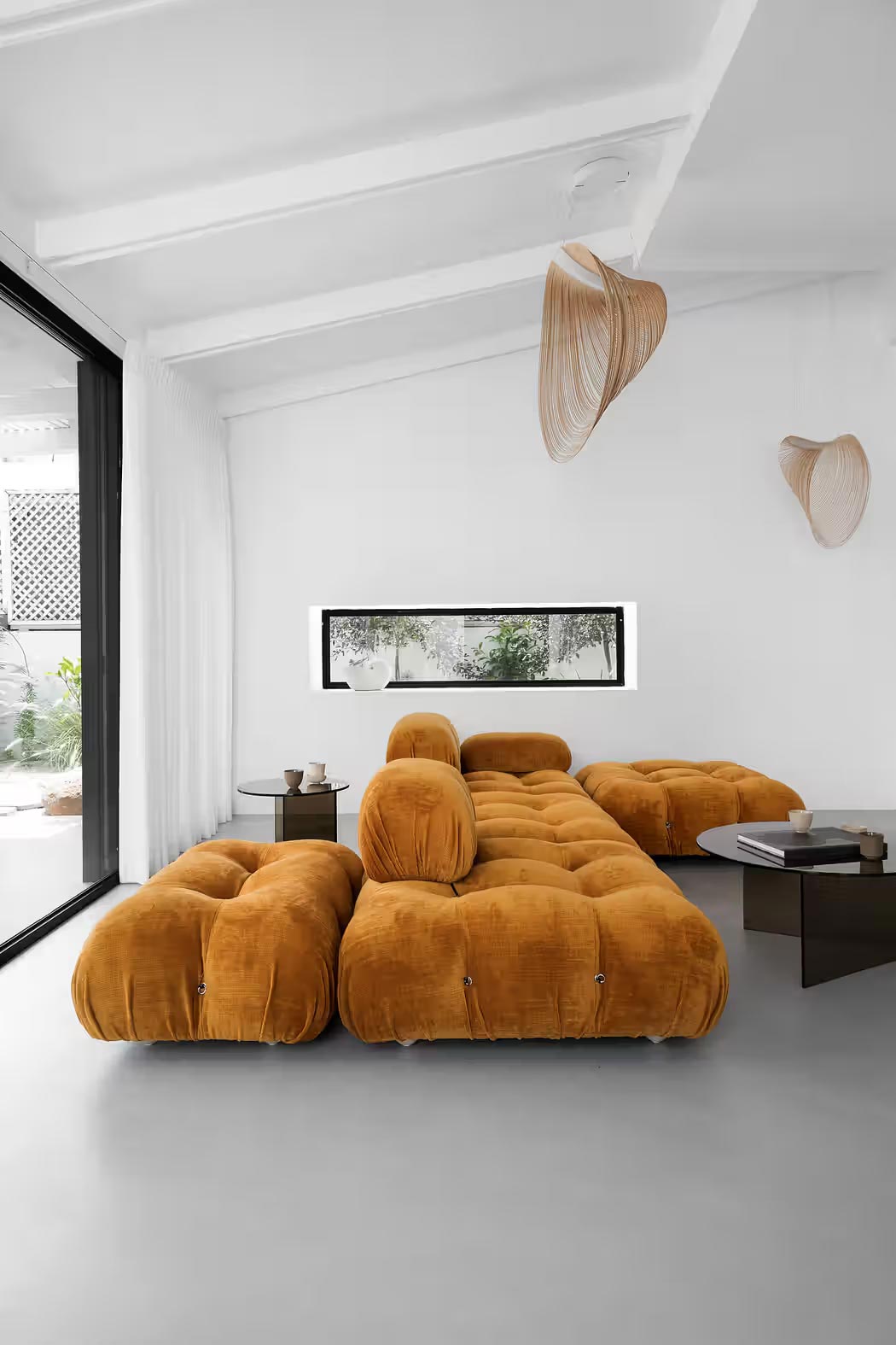 Ontwerper Yael Perry koos voor een strakke naadloze vloer voor dit modern minimalistisch interieurontwerp. Met een houten vloer zou het er heel anders uitzien. | Fotografie: Karin Ravenna