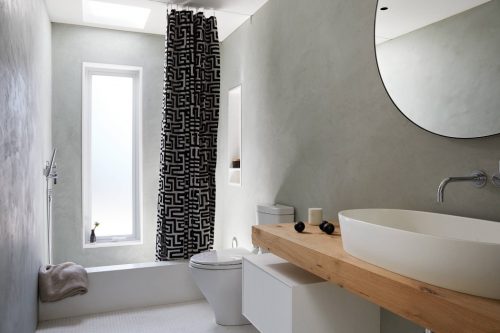 Tadelakt muren in stijlvolle badkamer