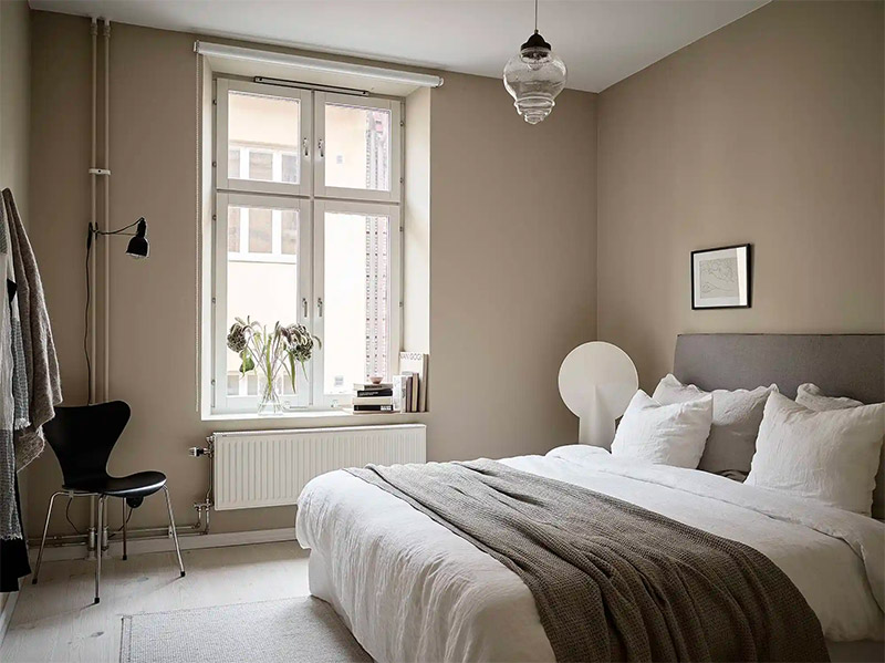 Taupe, beige en wit werken altijd goed in een ruimte. Deze slaapkamer is daar een heel mooi bewijs van.