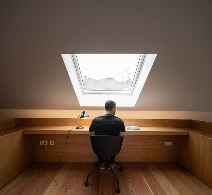 thuiskantoor houten bureau opmaat onder schuin dak thuiskantoor houten bureau opmaat onder schuin dak