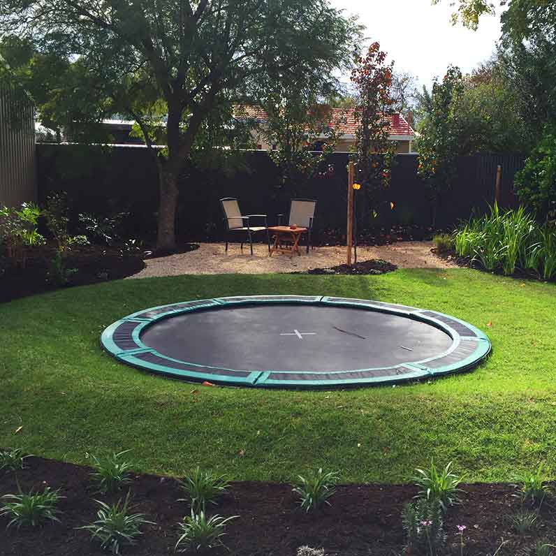 Grote ronde ondergronde trampoline in de tuin