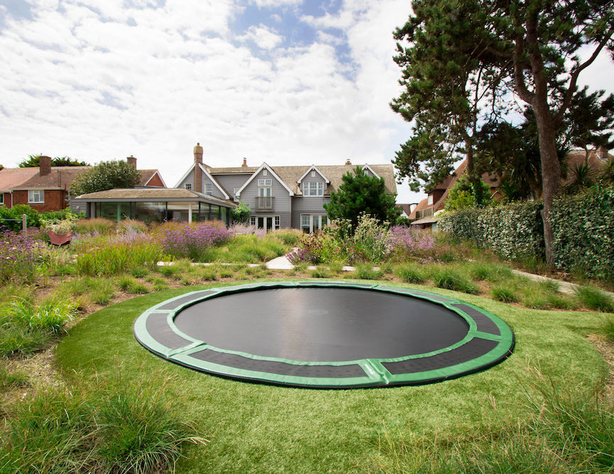ronde Ingraaf trampoline tuin