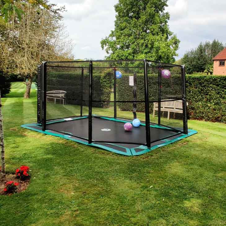 Inground trampoline met net