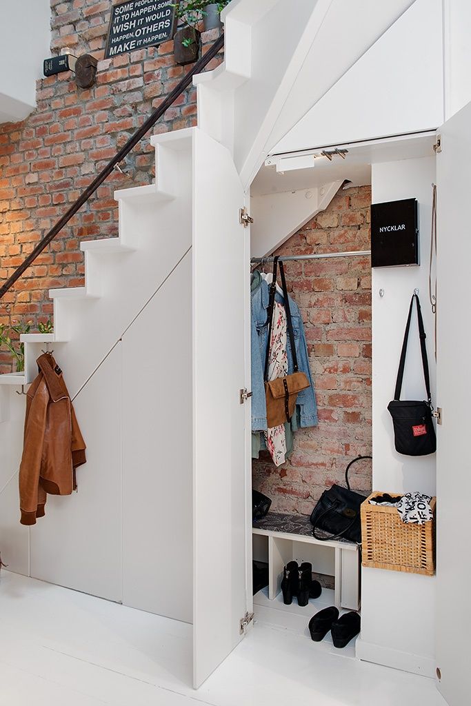 Deze trapkast is een mini inloop-garderobekast waar je jassen kunt ophangen en schoenen kunt opbergen. Deze trapkast is een mini inloop-garderobekast waar je jassen kunt ophangen en schoenen kunt opbergen.