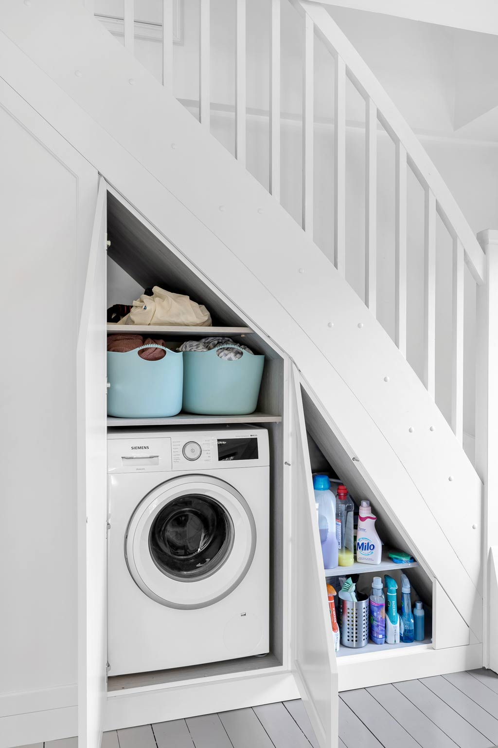 Een strakke maatwerk kast voor de wasmachine, wasmanden en andere benodigdheden. Een strakke maatwerk kast voor de wasmachine, wasmanden en andere benodigdheden.