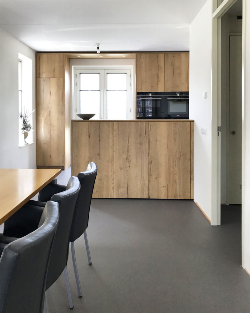 Voor deze hele verdieping is er gekozen voor de donkere troffelvloer van Unica vloeren - Bron: Unicavloeren.nl