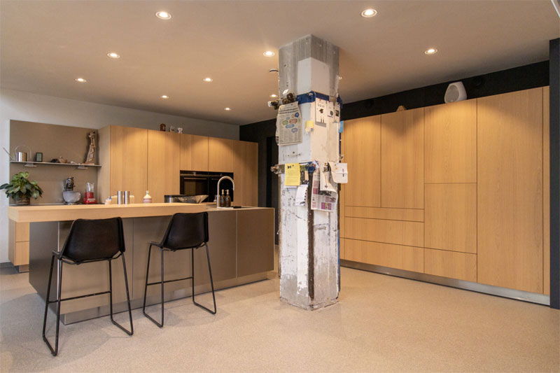 In deze mooie keuken met houten keukenkasten in een monumentaal pand is er gekozen voor een mooie lichte Unica troffelvloer Bron: Unicavloeren.nl